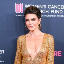 Λίσα Ρίνα: Αντιδράσεις και έπαινοι για την γυμνή selfie