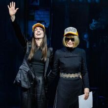 Άννα Γουίντουρ και Αν Χάθαγουεϊ: «Ο διάβολος φοράει Prada» στη σκηνή του Μπρόντγουεϊ - Η θεατρική συνάντηση που συγκίνησε το κοινό.