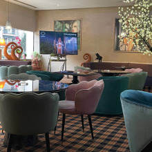 President Hotel: Το καφέ του στο ισόγειο είναι το ωραιότερο 