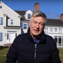 Άλεκ Μπάλντουιν: Προς πώληση για τέταρτη φορά το πολυτελές σπίτι του στα Χάμπτονς - Ξενάγηση μέσω βίντεο στο κτήμα των 10 στρεμμάτων.