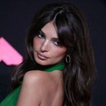 Έμιλι Ραταϊκόφσκι: Με μικροσκοπικό μπικίνι στην παραλία 