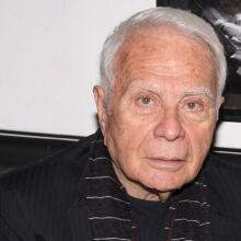 Ο σχεδιαστής μόδας Φιλήμων πέθανε σε ηλικία 92 ετών - Τη δυσάρεστη είδηση έκανε γνωστή ο Λάκης Γαβαλάς - Η ζωή και οι σταθμοί της καριέρας του.