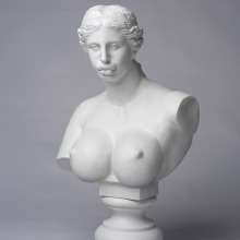 Νέες νόρμες σώματος: Τα γυναικεία γερακίσια νύχια & το ταμπού της αφής