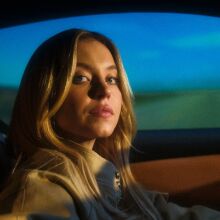 Σίντνι Σουίνι: Σχεδίασε το 2024 Ford Mustang GT με αφορμή την 60η επέτειο της αυτοκινητοβιομηχανίας - Η σχέση της Αμερικανίδας ηθοποιού με την οδήγηση.