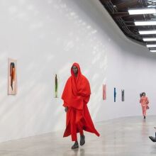 Σε «τέχνη που μπορεί να φοριέται» μετατρέπει τα σχέδια του Ronan Bouroullec ο οίκος Issey Miyake - Εικόνες της νέας κολεξιόν που παρουσιάστηκε στο Παρίσι.