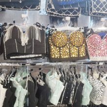 Μια βόλτα στην οδό Βορέου στο Σύνταγμα και στο μαγαζί με κάθε είδους εσώρουχα, ρόμπες & παντόφλες