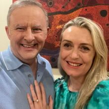 Αυστραλία: Ο πρωθυπουργός Άντονι Αλμπανέζι έκανε πρόταση γάμου ανήμερα του Αγίου Βαλεντίνου - Η σέλφι του ζευγαριού στα social media.