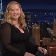 Έιμι Σούμερ: Η εμφάνιση στο «The Tonight Show» του Τζίμι Φάλον ανησύχησε τους θαυμαστές της - Τι απαντά για το «φουσκωμένο» πρόσωπό της