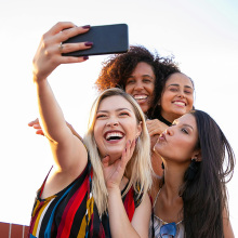 Γιατί οι Millennials δείχνουν νεότεροι από τους Gen Z;