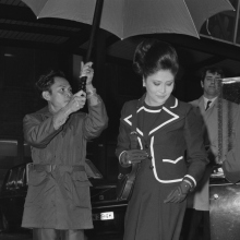 H Ιμέλντα Μάρκος την εποχή της νιότης της, στο αεροδρόμιο του Hearhrow στο Λονδίνο, Φεβρουάριος 1973 © Photo by Evening Standard/Hulton Archive/Getty Images