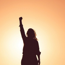 Γυναίκα με υψωμένο το χέρι 