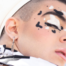 Dennys, ετών 19: Queer αγόρι μοντέλο ψάχνει δημοσιότητα