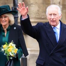 Η βασίλισσα Καμίλα επέλεξε ένα φόρεμα της σχεδιάστριας Anna Valentine σε σμαραγδί απόχρωση, ασορτί καπέλο Philip Treacy