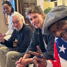 Οι Ρόμπερτ Ντε Νίρο, Όστιν Μπάτλερ και Snoop Dogg μαζί στο Μαλιμπού - Η παρέα των σταρ δείπνησε στην έπαυλη του ράπερ. 