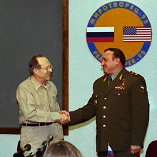 Ο υπουργός Άμυνας των ΗΠΑ William Perry και ο Ρώσος ομόλογός του Πάβελ Γκρατσόφ σε συνάντηση με την ευκαιρία κοινής στρατιωτικής άσκησης, το 1995. Πηγή: National Security Archive