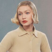 Η Τζίτζι Χαντίντ και το brand Miu Miu τιμούν τη φωτογράφο Yevonde - Φόρος τιμής η νέα καμπάνια - Σε λήψεις του εμβληματικού Στίβεν Μάιζελ.