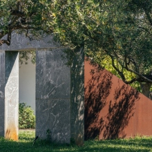 Η εγκατάσταση της Klara Borbas, "Platon στο πάρκο γλυπτικής της συλλογής του Ιδρύματος Γ.&Α. Μαμιδάκη