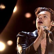 Θαυμάστρια - stalker του Χάρι Στάιλς φυλακίστηκε επειδή του έστειλε 8.000 κάρτες σε ένα μήνα - Της απαγορεύτηκε να τον δει να ερμηνεύει. 