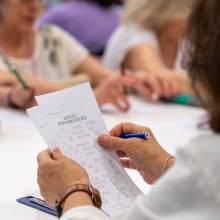 Γυναίκα με τα χαρτιά για το Bingo για τις Ευρωεκλογές 2024 ανά χείρας