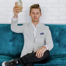 Αναζητείται πλούσιος με μάτια γαλανά 