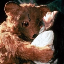 Με τον άνδρα ή με τον αρκούδα; Ή πάντα με το θύμα; Πάντα με την επιζώσα; 