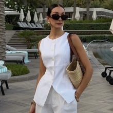 Αμάνικα γιλέκα, η καλοκαιρινή εμμονή του street style 