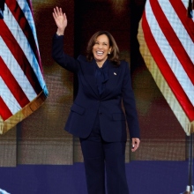 Η Καμάλα Χάρις με Chloé κοστούμι 