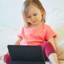 Έρευνα: Ο χρόνος μπροστά στις οθόνες επηρεάζει τις γλωσσικές δεξιότητες των παιδιών -  Η σημασία της λεκτικής αλληλεπίδραση με τους γονείς.