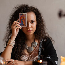Μπορούν τα tarot του Tik Tok να θεραπεύσουν την πληγωμένη σου καρδιά;