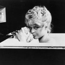 Η Μπριζίτ Μπαρντό σε σκηνή από ταινία το 1957, την εποχή που θεωρούνταν το απόλυτο σεξ σίμπολ