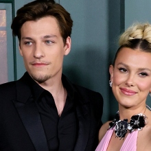 Οι πρώτες φωτογραφίες από τον γάμο Μίλι Μπόμπι Μπράουν και Τζέικ Μποντζόβι 4 μήνες μετά 