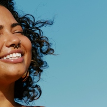 Dove: νέα καμπάνια «Κώδικας» για την ομορφιά και το AI 