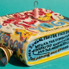 The Solid Book:  Η νέα συλλογή κεραμικών της Λεώνης Γιαγδόγλου