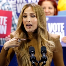 Τζένιφερ Λόπεζ και Κάμαλα Χάρις 