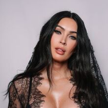 Η Μέγκαν Φοξ ποζάρει με μαύρα εσώρουχα μετά την ανακοίνωση της εγκυμοσύνης της 