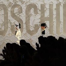 «Franco Moschino. The Visionary Genius»: Έκθεση στο Μιλάνο αφιερωμένη στη δημιουργική ιδιοφυΐα του Ιταλού σχεδιαστή που πέθανε σε ηλικία 44 ετών το 1994.