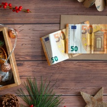 Χρήματα δίπλα σε δώρο για τα Χριστούγεννα