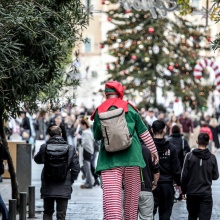Ξυλοπόδαρος - ξωτικό στον εμπορικότερο δρόμο της Αθήνας, την Ερμού