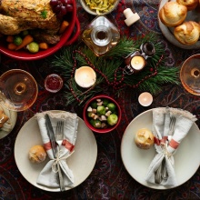 Γαλοπούλα και μπισκότα στο στολισμένο χριστουγεννιάτικο τραπέζι