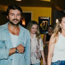  Μπράντον Σκλέναρ: Ο συμπρωταγωνιστής της Μπλέικ Λάιβλι παίρνει ξεκάθαρη θέση