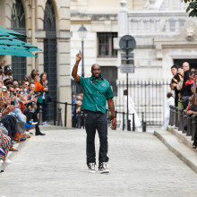 Ο σχεδιαστής Virgil Abloh στο Παρίσι στη διάρκεια ενός show για τον Louis Vuitton το 2019 © Estrop/Getty Images