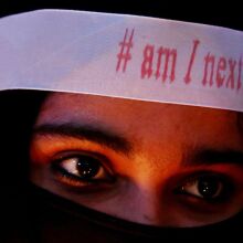 Γυναίκα στην Ινδία καταγγέλλει βιασμούς από 64 άνδρες - Η αστυνομία συνέλαβε 28 άτομα μέχρι στιγμής - Η κακοποίηση ξεκίνησε από τα 13 της. 