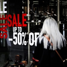 Ταμπέλα για εκπτώσεις σε βιτρίνα