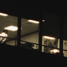 Αργά στα γραφεία της Αθήνας: Όψεις της εταιρικής μελαγχολίας - Ένα φιλμ του Δημήτρη Κλεάνθη