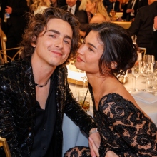 Ο Τιμοτέ Σαλαμέ και η Κάλι Τζένερ στην 81η απονομή των Χρυσών Σφαιρών που πραγματοποιήθηκε στο ξενοδοχείο Beverly Hilton στις 7 Ιανουαρίου 2024 στο Μπέβερλι Χιλς της Καλιφόρνια. 