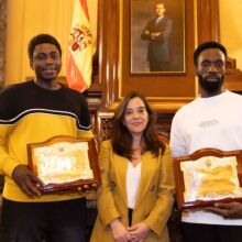 Πόλη της Ισπανίας «υιοθετεί» μετανάστες από τη Σενεγάλη που παρενέβησαν σε δολοφονική ομοφοβική επίθεση - Τους απονεμήθηκαν τιμητικές πλακέτες 