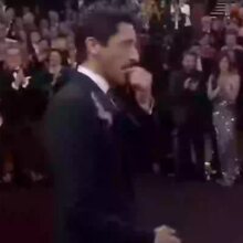 Η στιγμή που ο Έντριαν Μπρόντι φτύνει την τσιχλίτσα του 