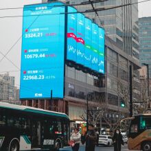 Η Κίνα και ο Καναδάς προχωρούν σε αντίποινα μετά την έναρξη ισχύος των εμπορικών δασμών του Ντόναλντ Τραμπ - Πέφτουν οι αγορές.