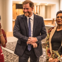 Ο πρίγκιπας Χάρι έχοντας στα αριστερά του τη Δρ Σοφι Τσαντάουκα, τη γυναίκα που πλέον τον κατηγορεί ευθέως για μισογυνισμό, ρατσισμό και κακοδιαχείριση