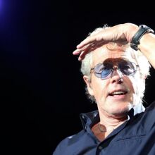 Ο τραγουδιστής των The Who Ρότζερ Ντάλτρι αποκαλύπτει στους θαυμαστές του ότι τυφλώνεται κατά τη διάρκεια ζωντανής εμφάνισης. 